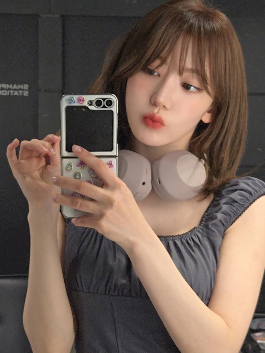 メンバー同時にイヤホン装着画像を投稿！LE SSERAFIM・宮脇咲良がSONYとのコラボイヤホンをスタイリッシュに着こなす