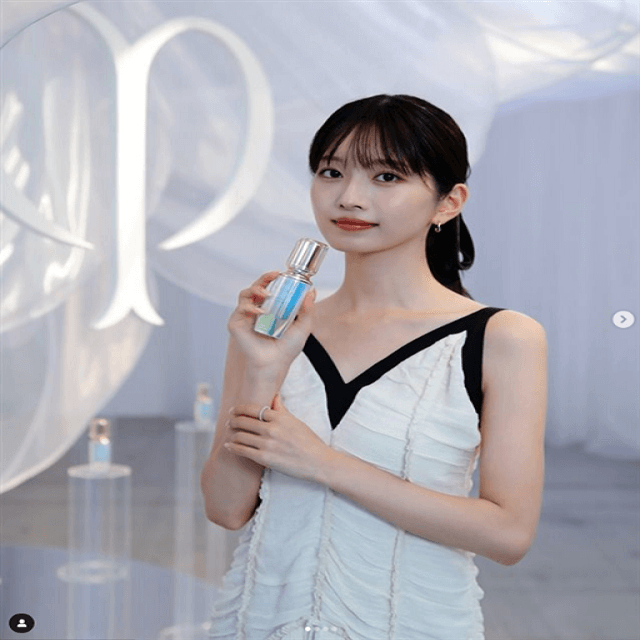 人気モデル 透き通る究極の美肌に絶賛の声殺到 清楚ショットにファン悶絶