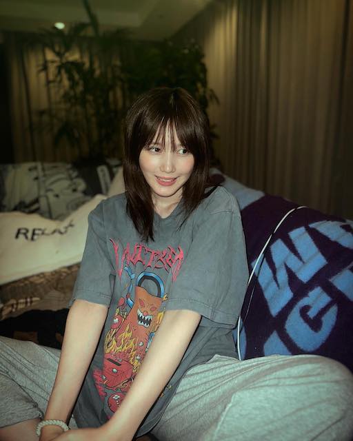 本田翼がまったりオーバーサイズの部屋着姿を披露！懐かしいあのお菓子に舌鼓