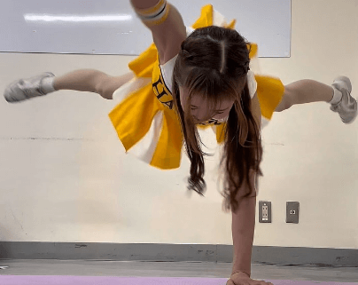 「すごいすごい」美女チア、流行りの腕立てチャレンジを披露！アレンジの凄さにファン驚愕「かわいいのにかっこいい」