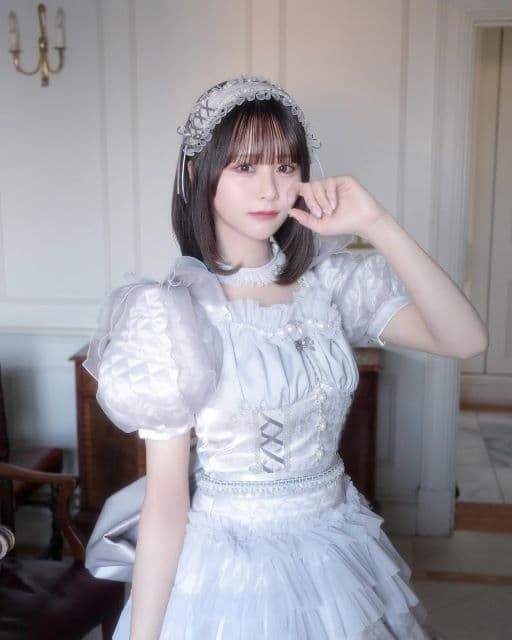 ≠ME ・尾木波菜、白いミニ丈ドレスショットを公開でファンからは「シンデレラだ…」「天使のよう」の声！