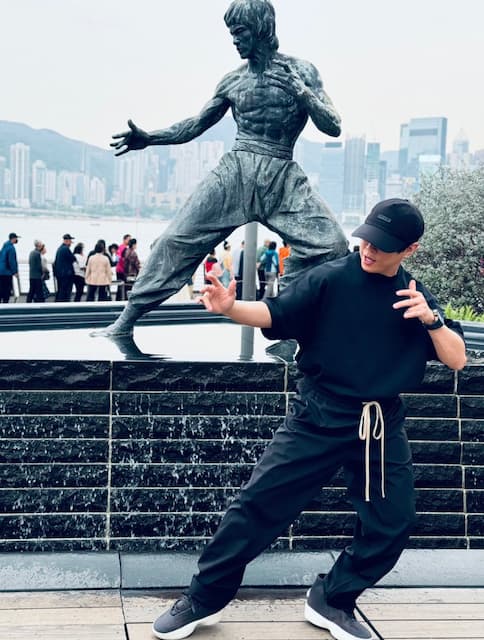 「ダブルリー」香港のカンフースター・ブルースリーの銅像の前で西川貴教がポーズ