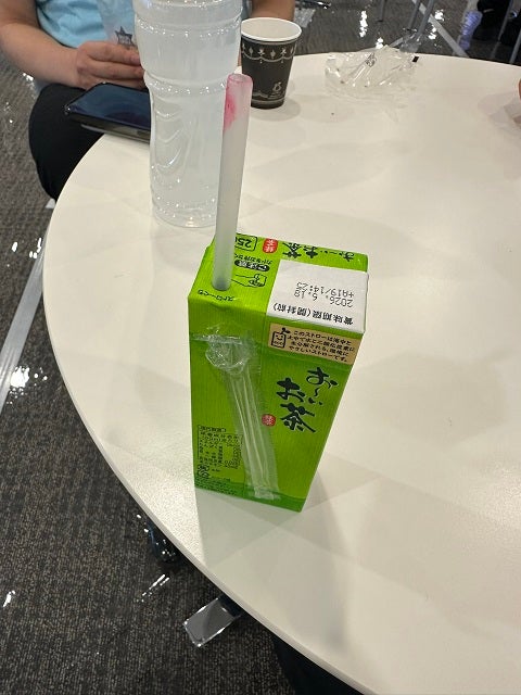 「エロいなと思ってたら…」口紅のついたストロー、持ち主はあの人気芸人!?