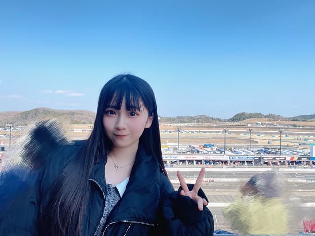 話題の人気アイドルが自動車レースを観戦！「しっかりハマってしまいました」