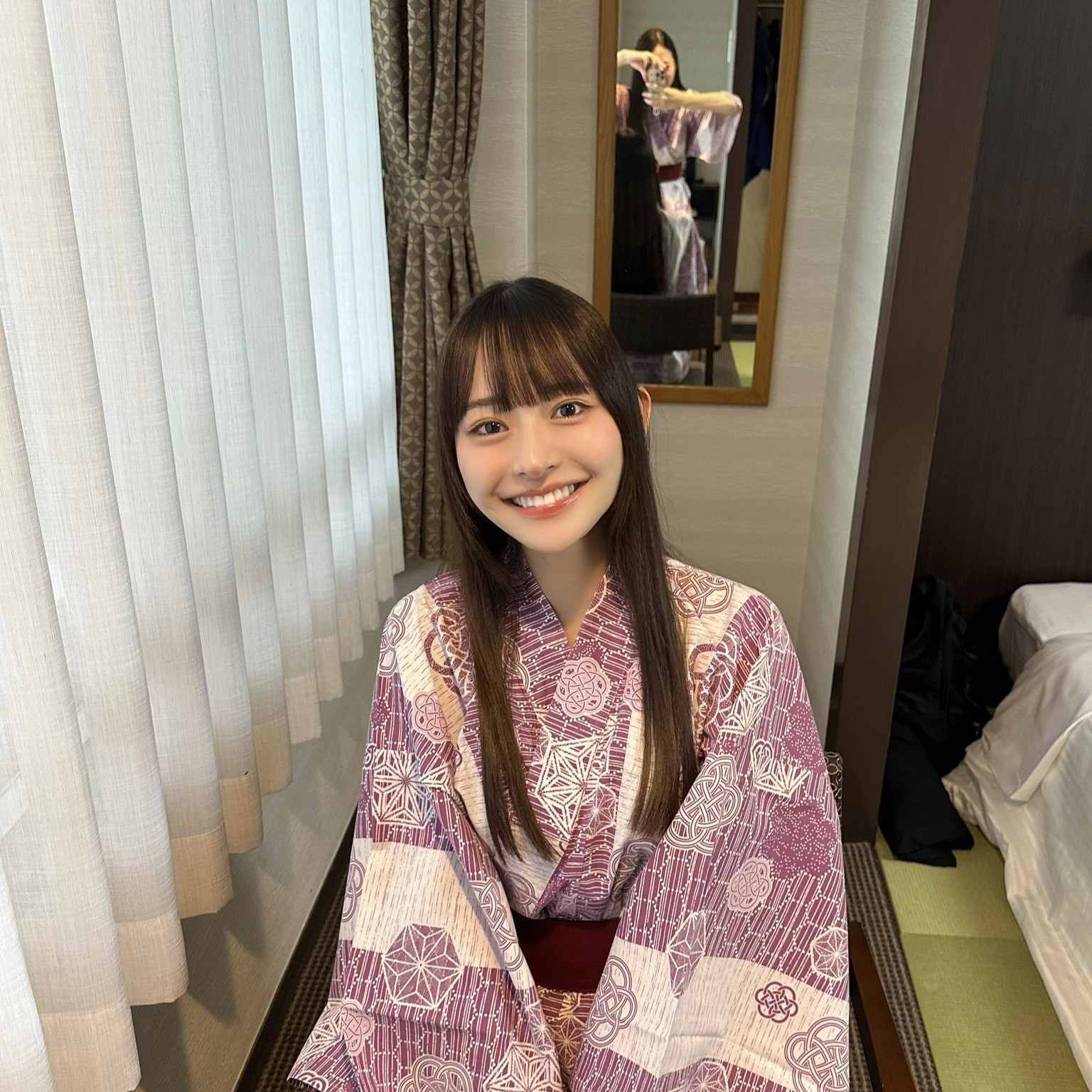 グラビアアイドルの〇〇が旅館の浴衣姿を公開も、写り込んだ人物に「心霊写真？！」と話題騒然