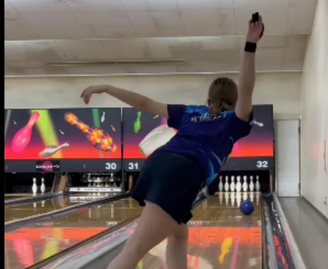 新作ボール「GB5」でナイスショット！野仲美咲、全身コーデも披露