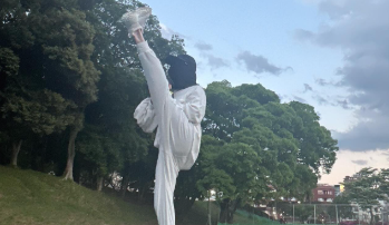 紫吹淳、美脚際立つ“始球式フォーム”にファン熱視線「足上げが高い！」