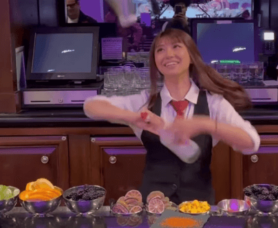踊る美女バーテンダー、バーカウンターで魅せた”グラス・マジックショー”に海外ニキも歓喜！「Ｗow！キュート」