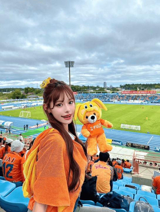 モデル広瀬晏夕、激カワな美麗オレンジユニフォームでアウェイの試合観戦！