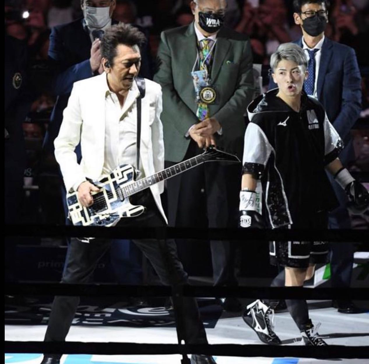 ギター生演奏で会場盛り上げた🔥布袋寅泰さんが3団体統一王者となった井上尚弥を祝福❗️