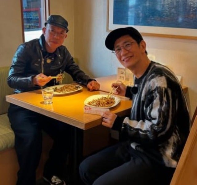 アンタッチャブル柴田がバイきんぐ小峠と仲良く焼きそばを食べる！