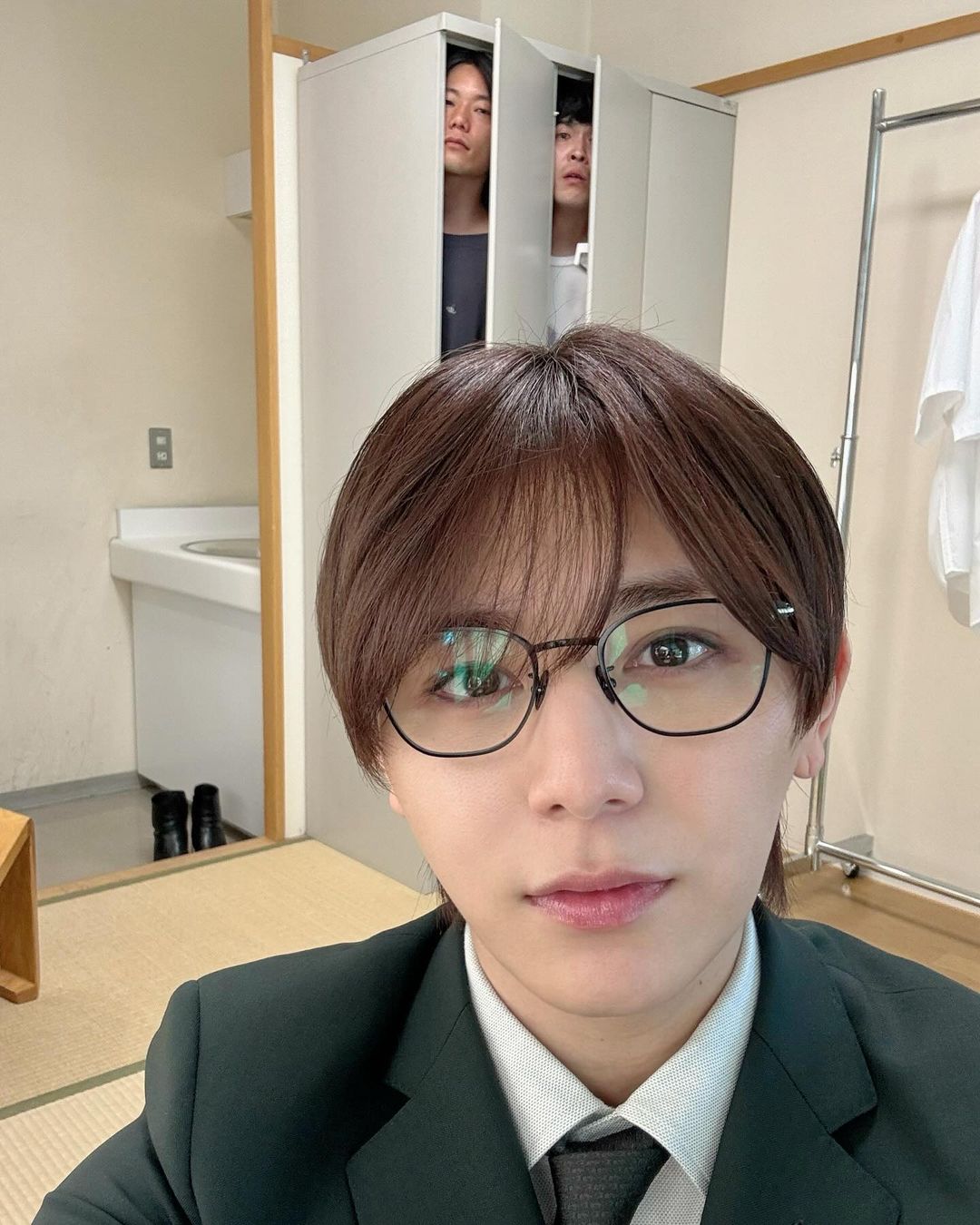 「ずっと後ろがやかましい笑」大人気アイドルらの3ショット？が謎すぎると話題に