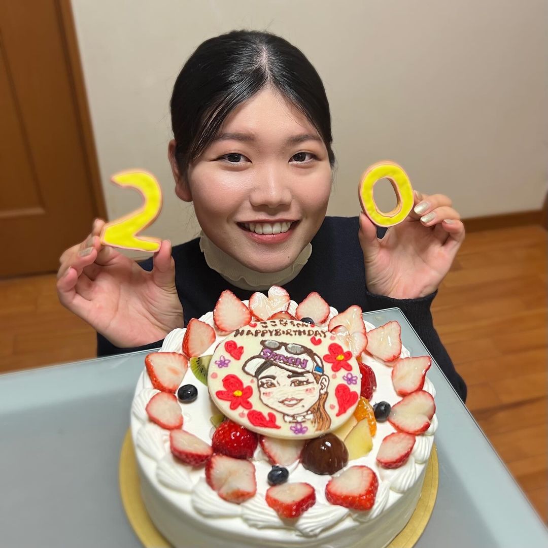 女子プロゴルファー櫻井心那が20歳に🎉似顔絵ケーキに「最高ですね👍🎂」