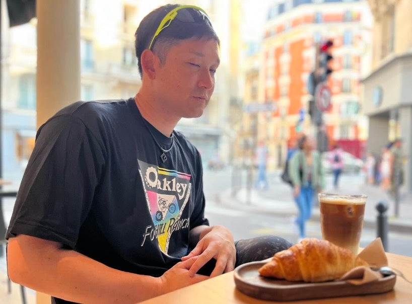 「目が開いてませんよ！！時差ぼけかな！」杉谷拳士、パリでの寝不足感満載ショットが話題に