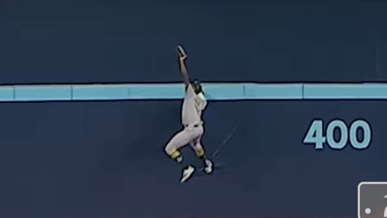 MLB Japanも感嘆の投稿！アスレチックス所属・メジャー7試合目のルーキーがスパイダーマン級のホームランキャッチ