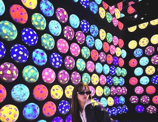 まるでデート！？板野友美のチームラボでの美しすぎる写真を投稿しデート気分を味わえると話題に