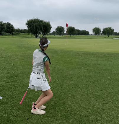 「最後のふりふりがプリチー」美女ゴルファー、”アプローチムービー”の仕草が激カワだとファン荒ぶる！「可愛すぎます」