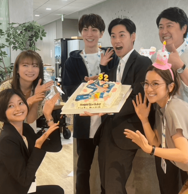 戸塚純貴、32歳誕生日を渡辺翔太&中村アンらが祝福『青島くんはいじわる』撮影でサプライズ