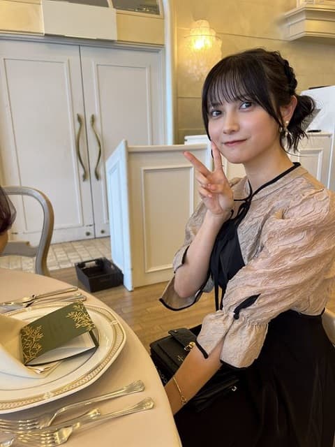 「末永くお幸せに！」桃月なしこがお友達の結婚式へ！幸せな式に自分も嬉しそう！