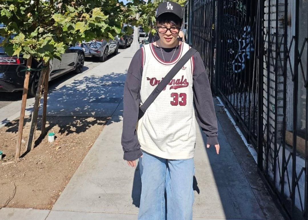 BTSのジミンが少年のようなオフショットを投稿。ナムジュンから〇〇をプレゼントされニコニコ