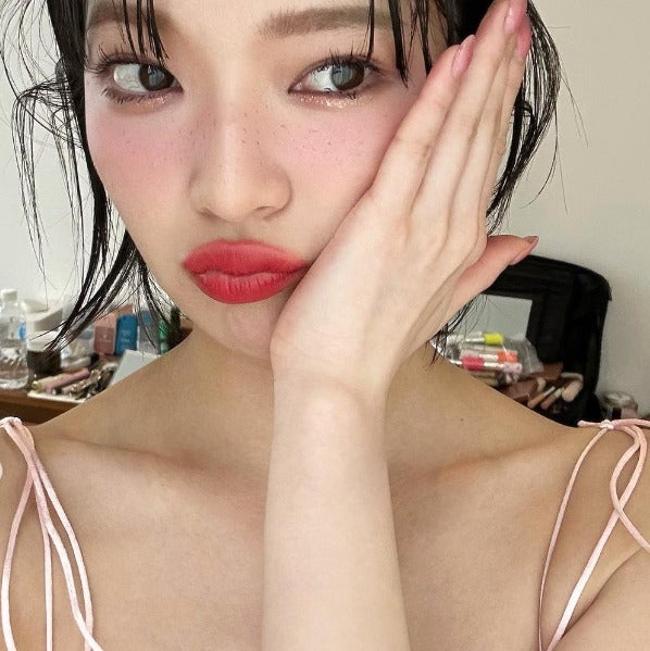 ファッションモデルが“大胆肩出しコーデ”を披露、そばかすメイクも...