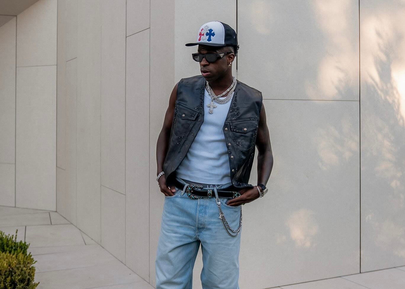 ヴィニシウス、“闇落ちコーデ”が話題に！黒ベスト＆サングラス姿にファン熱狂