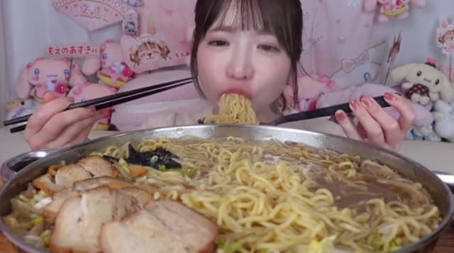 もえあず大食いチャレンジ！特盛醤油ラーメンを爆食動画を公開！麺をすする音が豪快すぎると話題！