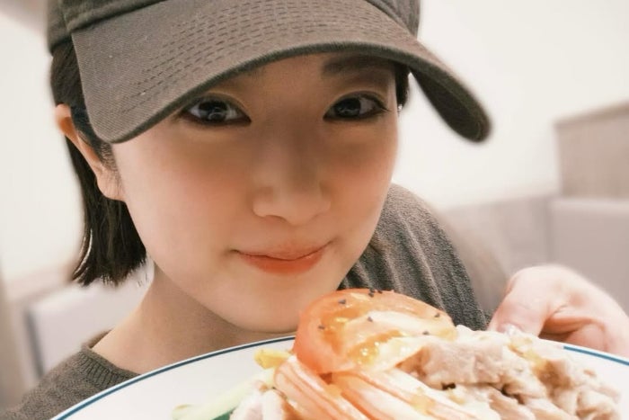 「冷やし中華はじめました」樋口日奈が大好きな冷やし中華を持ってにっこり