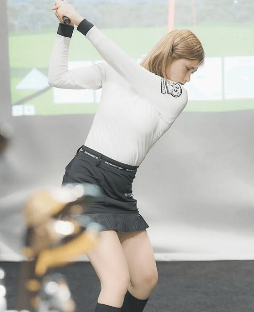 「めっちゃ可愛いやん」ゴルフ美女子、ラグジュアリークラブで放つ”ヴィーナス・スイング”にファン首ったけ「存在がマジェスティ」