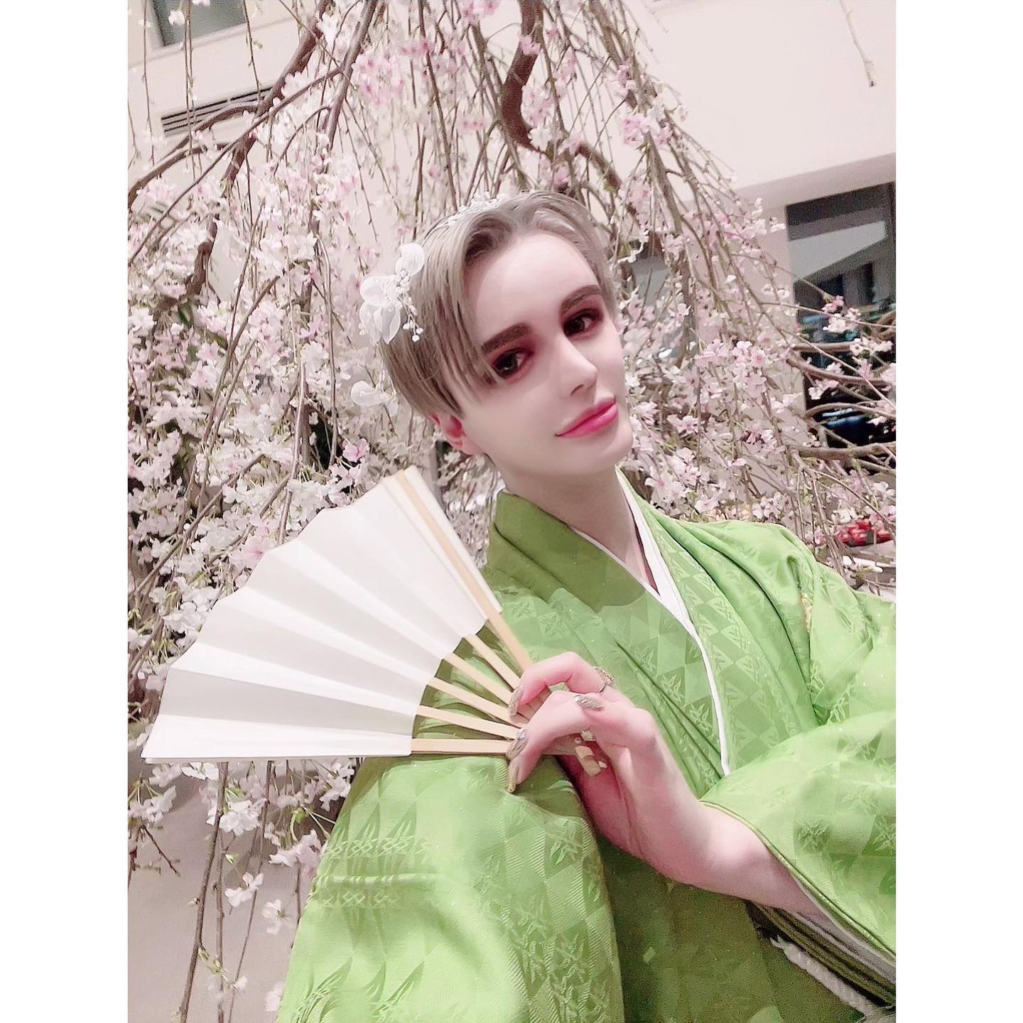 「華があります💕」Mattさんの緑の袴🌱＆満開の桜🌸ショットが美しすぎる✨