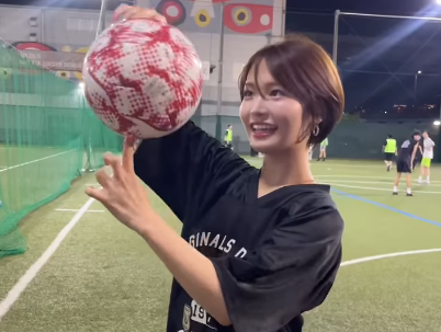 人気モデル、INフットサルコート！”来世は運動ができる女の子になりたい・ムービー”を披露！あどけない仕草にファン歓喜