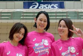 「春色ピンクで元気チャージ！」大山加奈、“非売品加奈T”を着用しバレーキャンプ盛り上げる