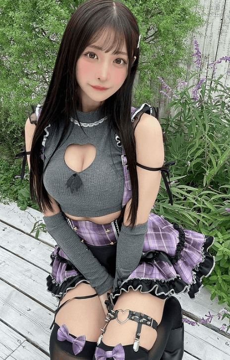 ”令和の愛人”真島なおみ、胸開きニットのフェロモン全開ショットでファンを悩殺！「うっとりしました」とファンメロメロ