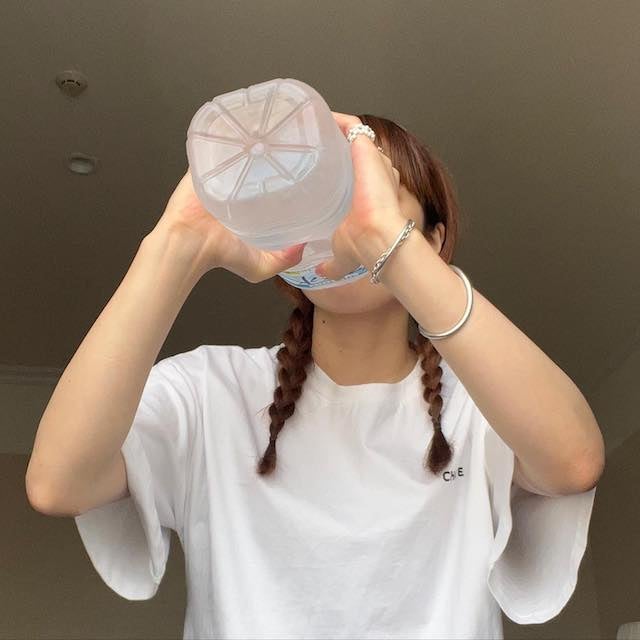 あいみょんが2Lの水をガブ飲み⁉︎ 最新ショット公開🎉