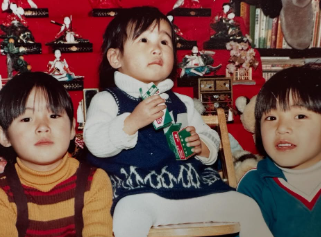 つるの剛士、幼少期の写真公開で「息子そっくり！」と驚きの声続出