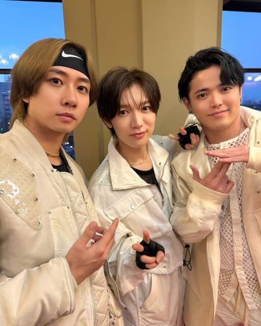 Travis Japan・七五三掛龍也、中山優馬のライブでパフォーマンス！真っ白衣装のオフショットを公開