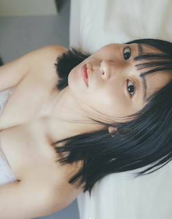 衝撃の美人化で話題の女芸人 谷間チラリの”セクシー過ぎる”1枚にファン悶絶 写真集爆売れでランキング1位総なめ