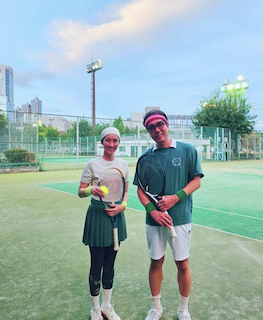 ”偽夫婦” 美人タレント あの人気男性芸人とペアルック2S公開にコメント殺到「あら、お似合いじゃないですか」