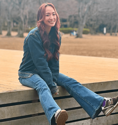 「お美しい…」話題のカリスマダンサー、”公園で着座・わんぱくショット”を披露しファン魅了！