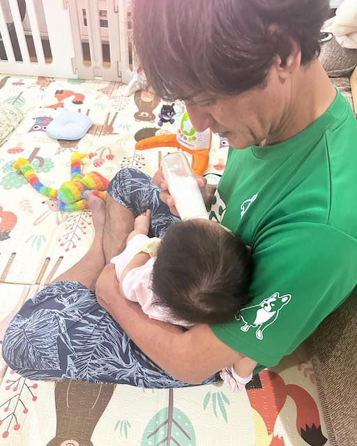 「#私の癒し」子育てに励む丸山桂里奈⚽️が夫・本並健治と子どものツーショットを投稿👀💚