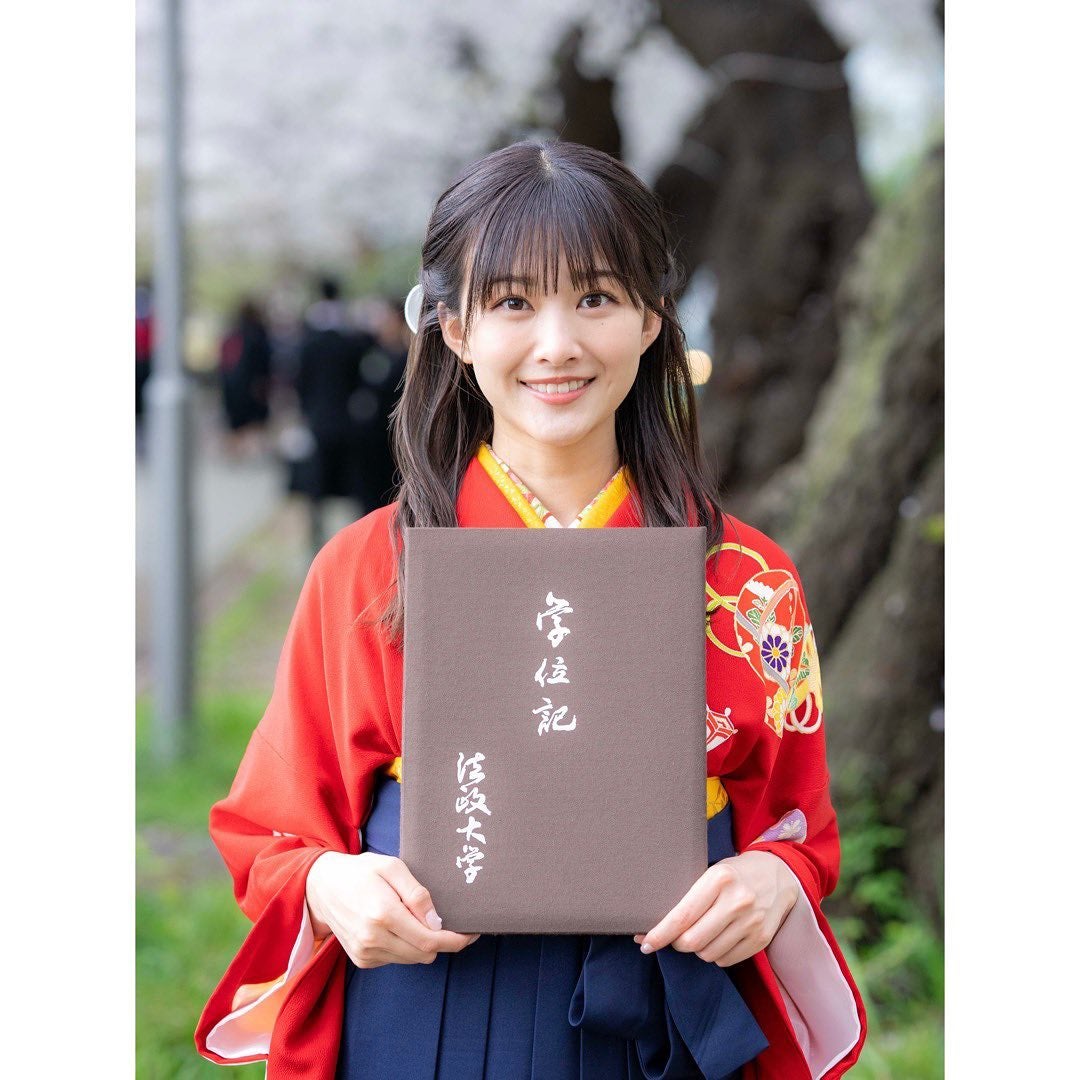 女子アナ内定報道の元櫻坂46・原田葵が法政大学卒業を報告🌸両親との3ショットも公開📸