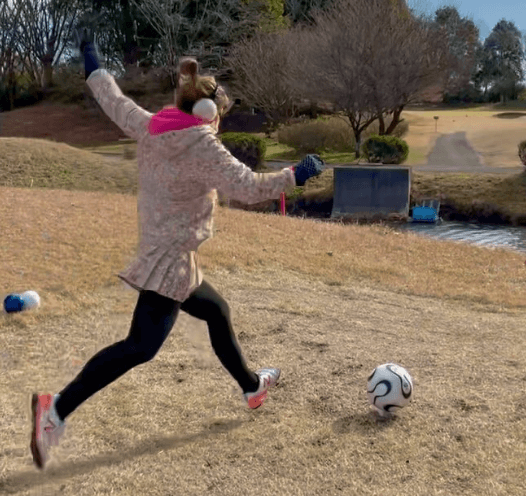 「世界初！？ 」あの元人気グラドル、”ゴルフ×フットゴルフ”の激烈ムービーを披露し反響続出！