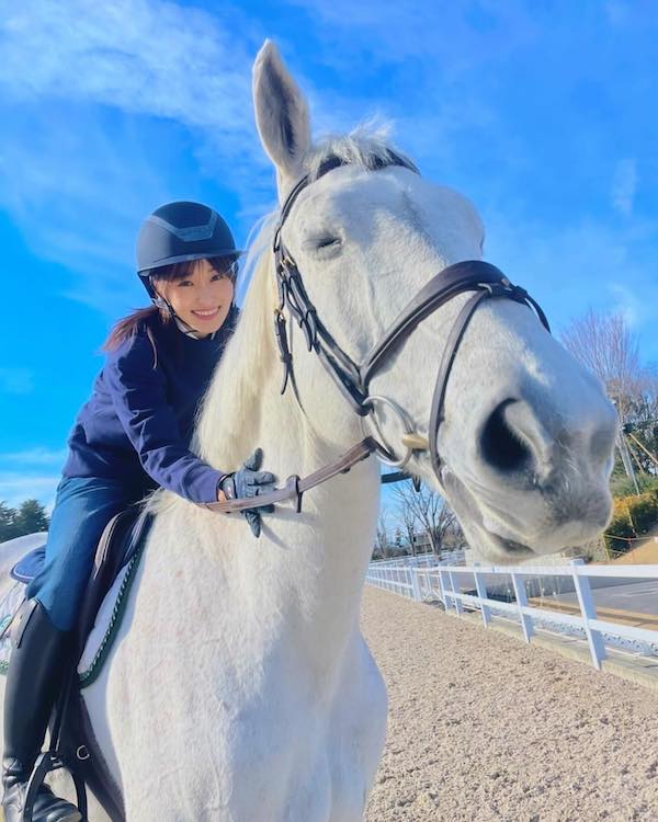 菅井友香が特技の乗馬姿を披露！白馬にまたがる美しい姿に