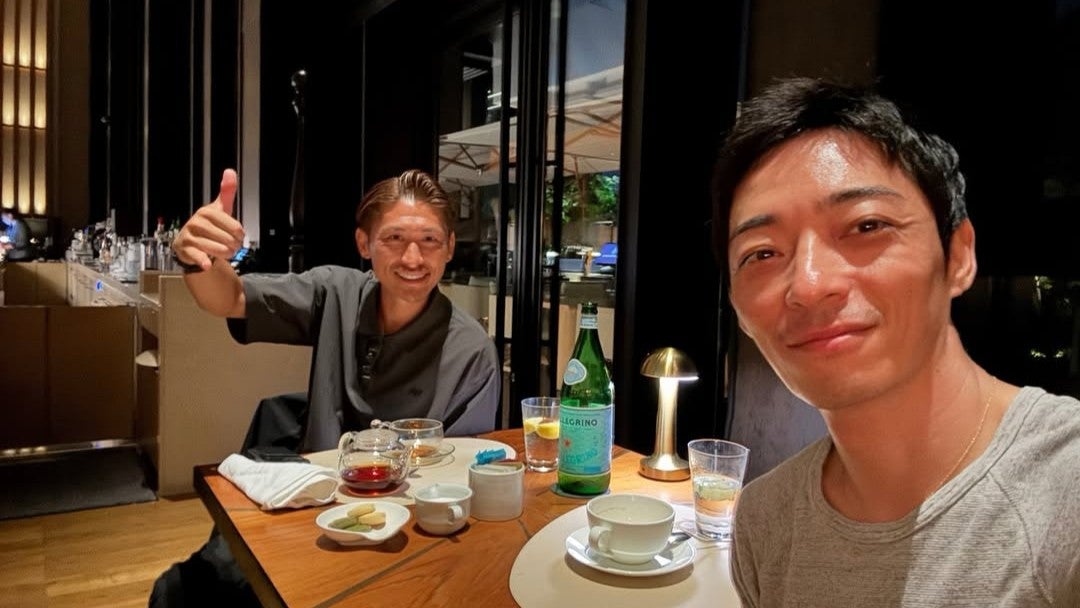 異色の同級生コンビが夜の再会！競馬とサッカーをつなぐ友情ショットが話題