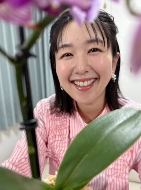 「思わずニッコリです」声優・茅野愛衣が「花の間からこんにちは！」最新ショットが話題に”！