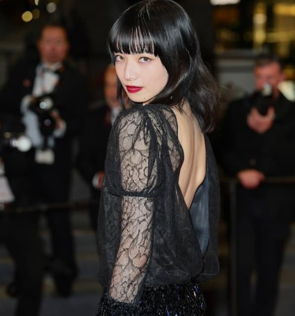 夫は人気俳優の女優が背中ばっくりのドレス姿を披露し「異次元の美しさ」と大反響！