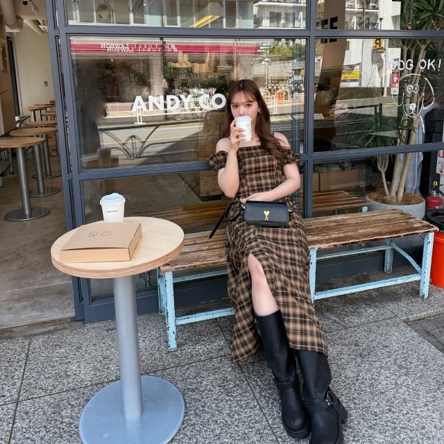 藤田ニコル、秋色チェックワンピで私服コーデ披露。「夏でもホット派」と自分流スタイル