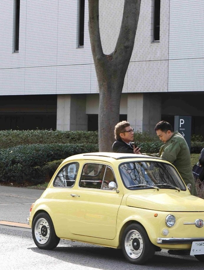 「写真の車ではないw」俳優・小沢仁志、朝食後は車で移動！写真の車はあの映画のワンシーン
