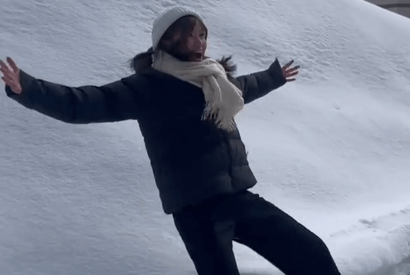 「雪にダイブを期待していたら、本当に…」筋トレ美女子、いざ鎌倉洞窟へ！”情熱バックダイビング”に反響続出「お美しい」