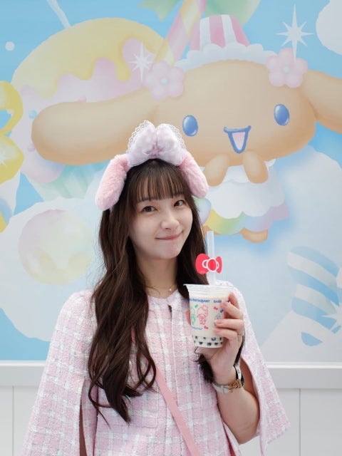 足立梨花、「ピンクの世界でタピオカ全開」。キティ×シナモン×笑顔の破壊力が可愛すぎた